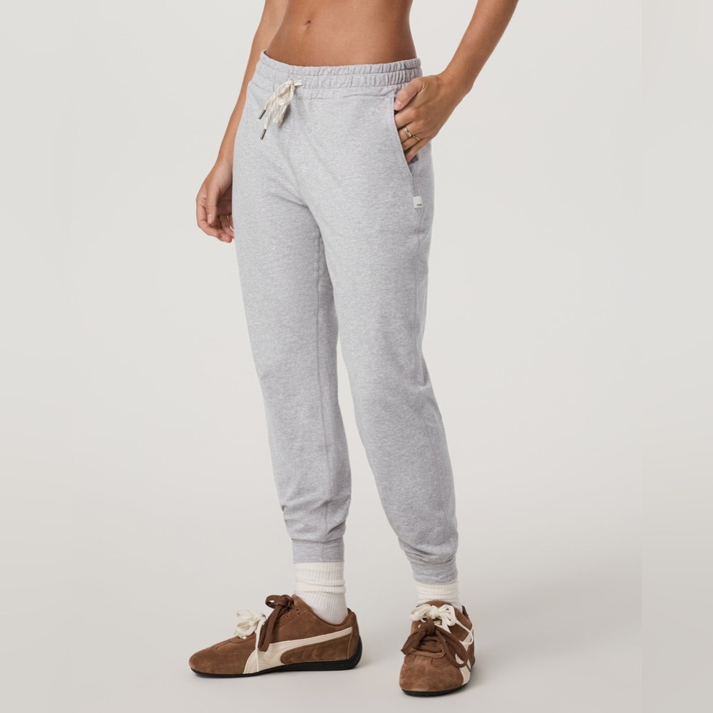Pale gray heather Vuori performance joggers. Medium. EUC.
